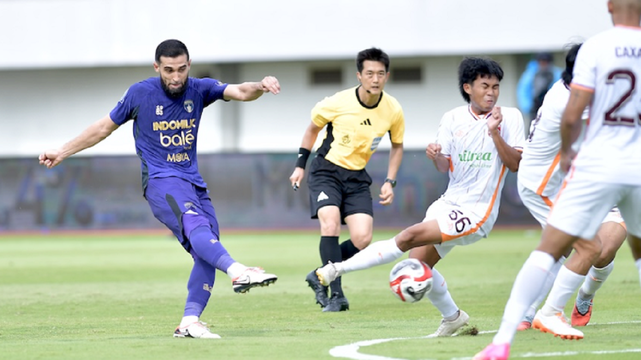 Pemain Persita Tangerang, Javlon Guseynov membobol gawang Borneo FC