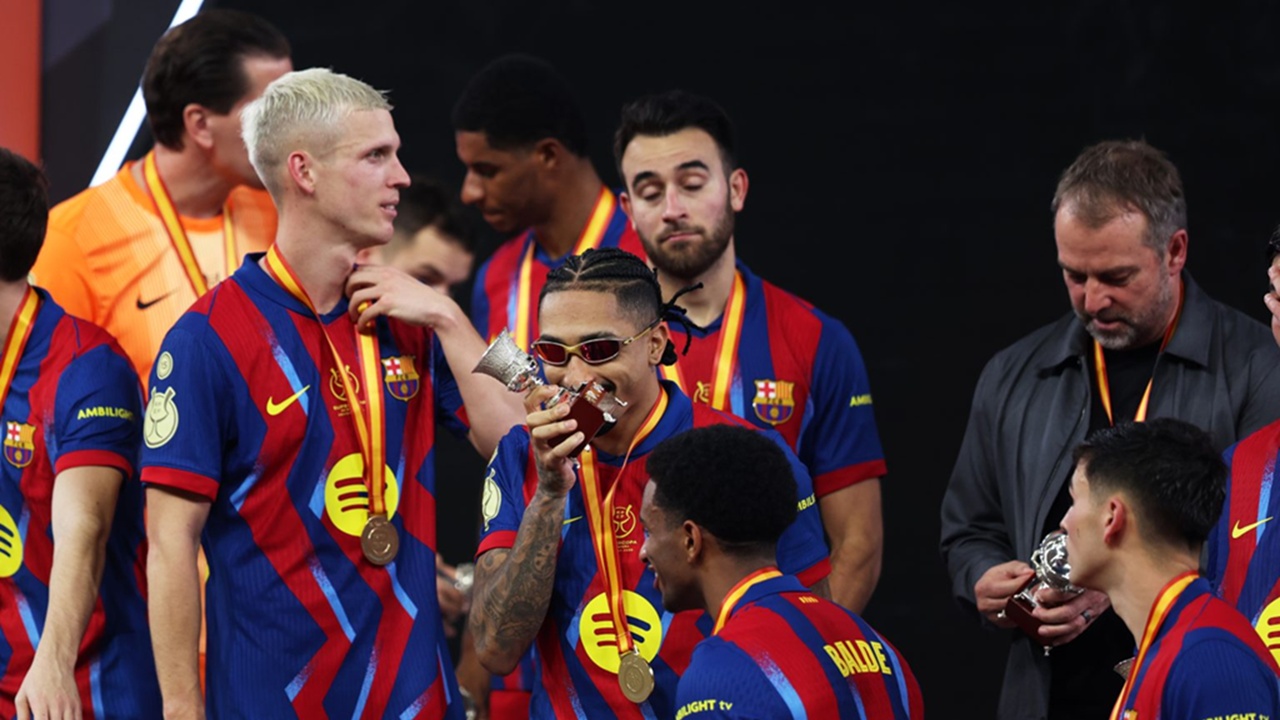 Raphinha Emosional Usai Angkat Trofi Piala Super Spanyol