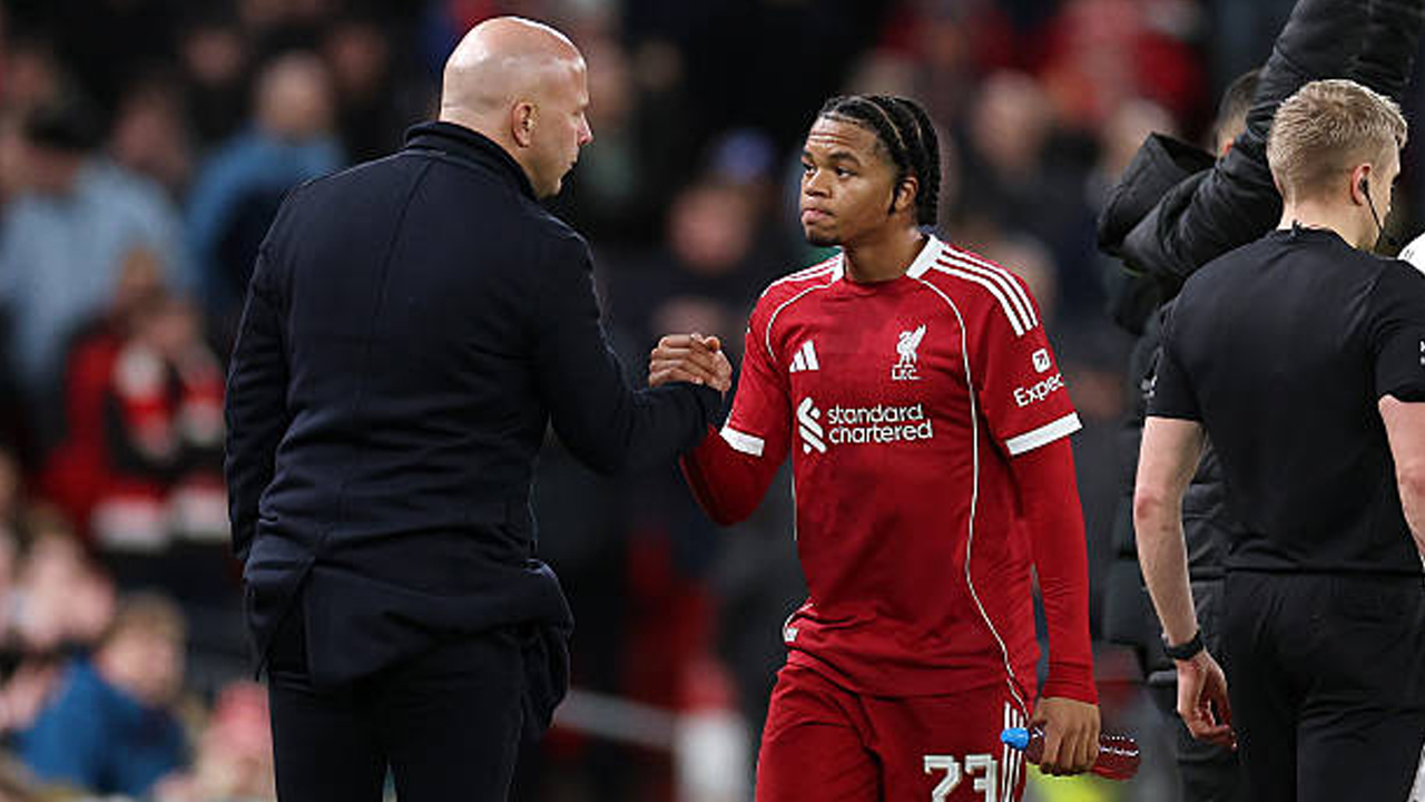 Arne Slot Tenangkan Kekhawatiran Cedera Rio Ngumoha