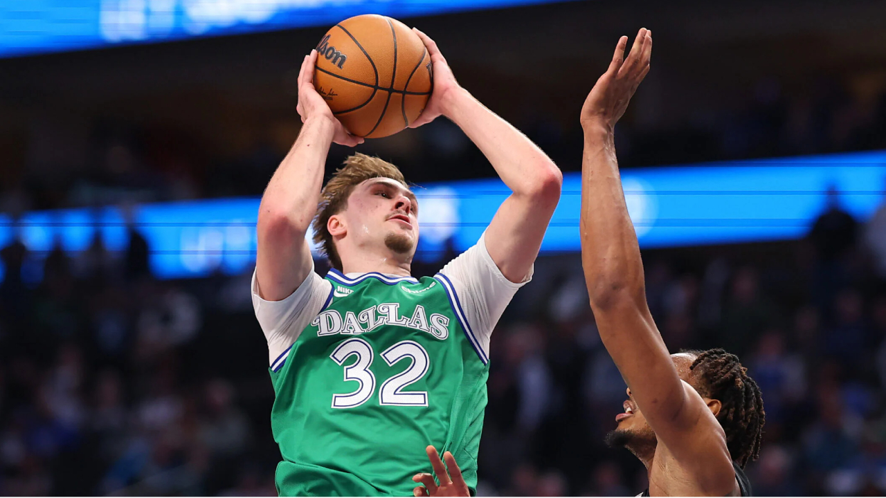 Cooper Flagg (kiri) mencetak 27 poin saat Dallas Mavericks mengalahkan Brooklyn Nets 113-105 pada Senin (12/1) malam. (Foto: AP)