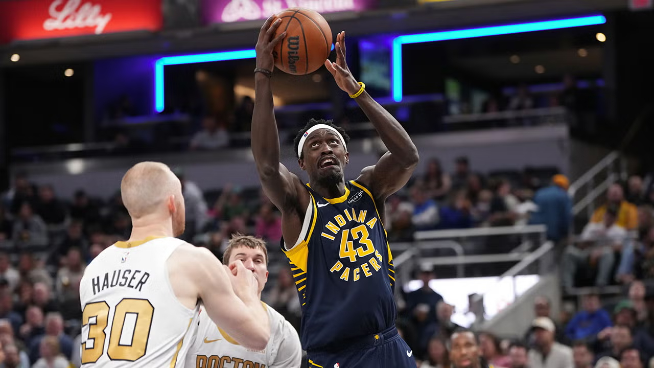 Pascal Siakam (kanan) mencetak 21 poin saat Indiana Pacers menang tipis 98-96 atas Boston Celtics, Senin (12/1) malam di Indianapolis. (Foto: AP)