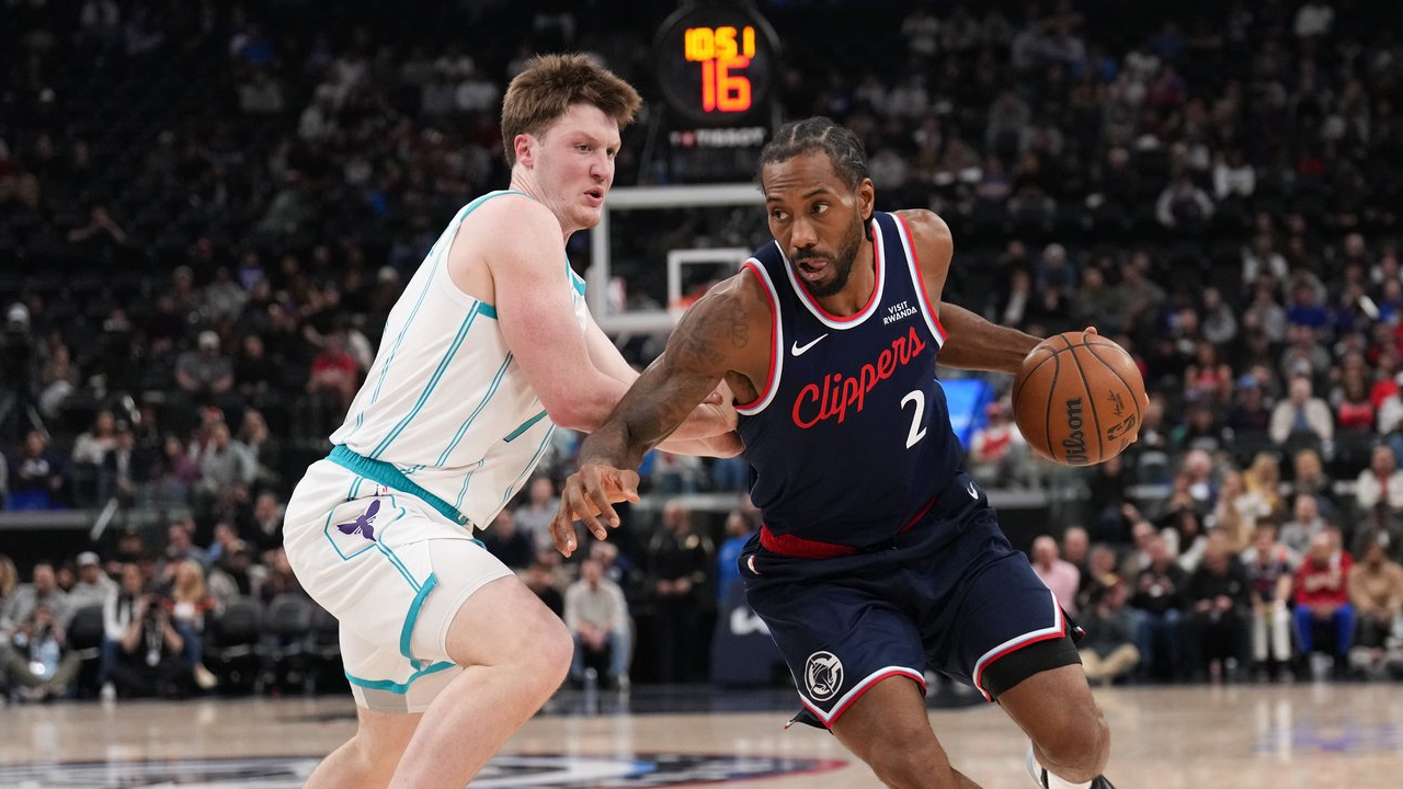 Kawhi Leonard (kanan) mencetak 35 poin saat Los Angeles Clippers menundukkan Charlotte Hornets 117-109 pada Senin (12/1) malam. (Foto: AP)