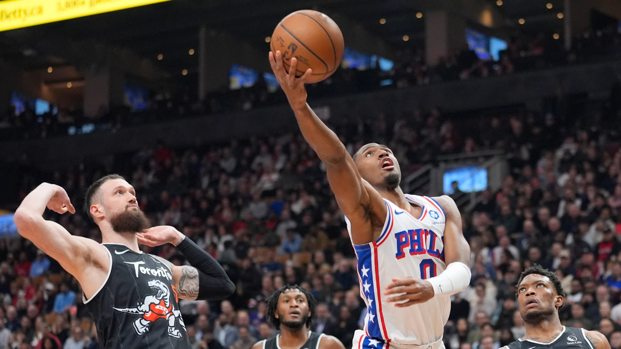 Tyrese Maxey (kanan) mencetak 33 poin saat Philadelphia 76ers meraih kemenangan 115-102 atas tuan rumah Toronto Raptors pada Senin (12/1) malam. (Foto: AP)