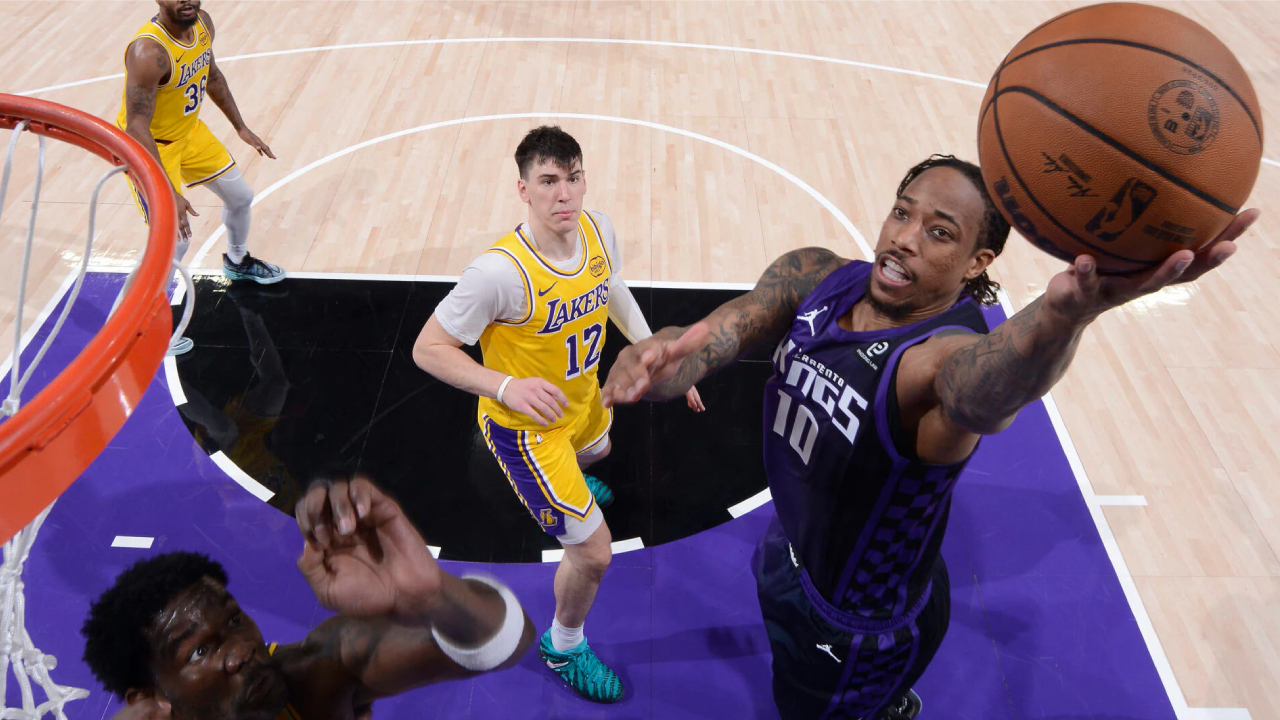 DeMar DeRozan (kanan) mencetak 32 poin saat Sacramento Kings menaklukkan Los Angeles Lakers 124-112 pada Senin (12/1) malam. (Foto: AP)