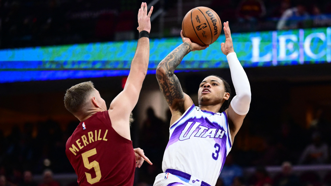 Keyonte George (kanan) mencetak 32 poin saat Utah Jazz menaklukkan Cleveland Cavaliers 123-112 pada Senin (12/1) malam. (Foto: AP)