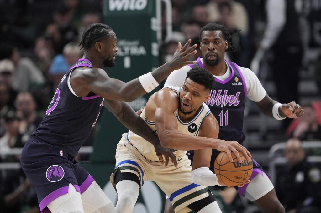 Bucks Dihujani Cemooh Usai Kalah Telak dari Timberwolves - sumber: (mainbasket)