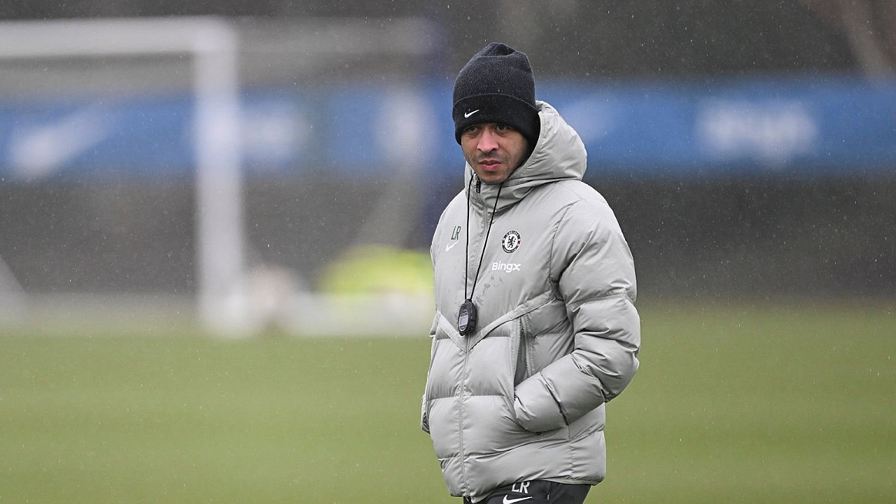 Liam Rosenior Buka Peluang Sterling dan Disasi Bertahan di Chelsea