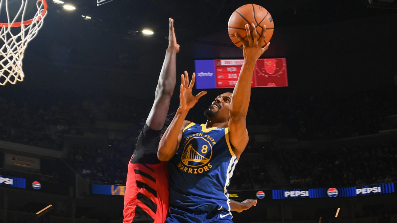 De’Anthony Melton (kanan) mencetak 23 poin saat Golden State Warriors menaklukkan Portland Trail Blazers 119-97 pada Selasa (13/1) malam waktu setempat. (Foto: AP)