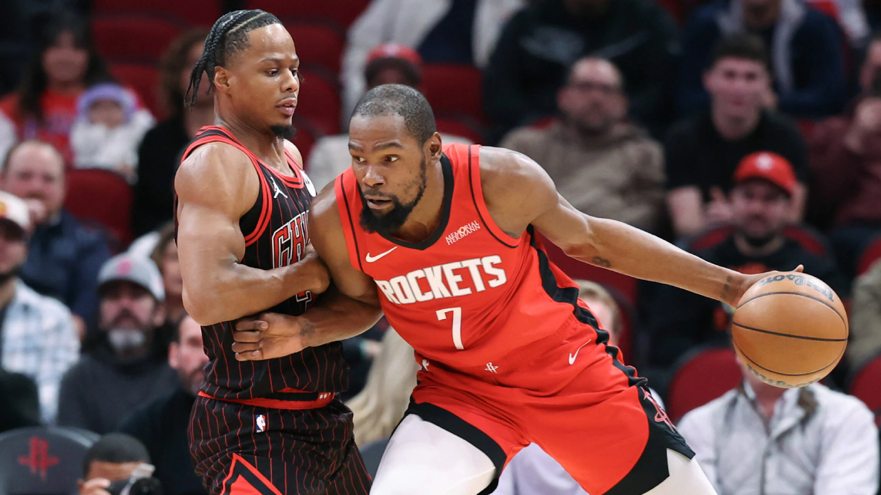 Kevin Durant (kanan) mencetak 28 poin saat Houston Rockets menang dramatis 119-113 atas Chicago Bulls pada Selasa (13/1) malam waktu setempat. (Foto: AP)