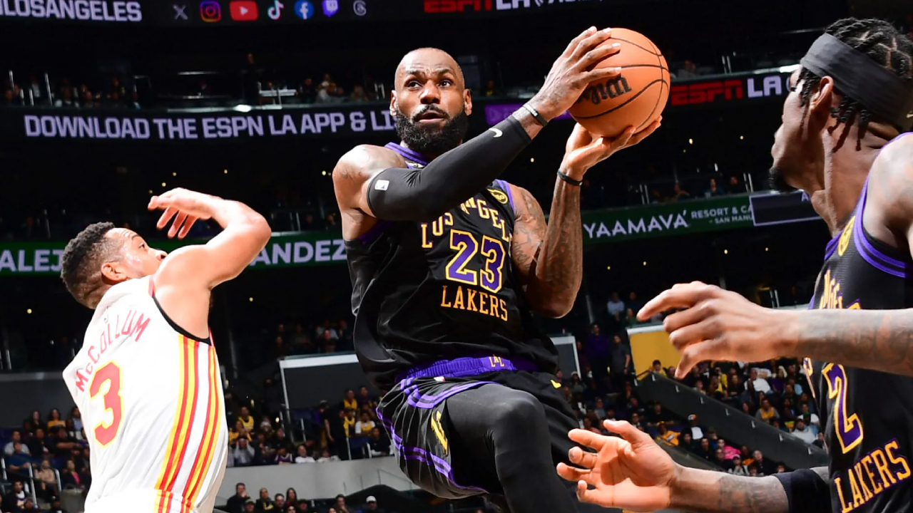 LeBron James (tengah) mencetak 31 poin saat Los Angeles Lakers meraih kemenangan telak 141-116 atas Atlanta Hawks pada Selasa (13/1) malam waktu setempat. (Foto: AP)