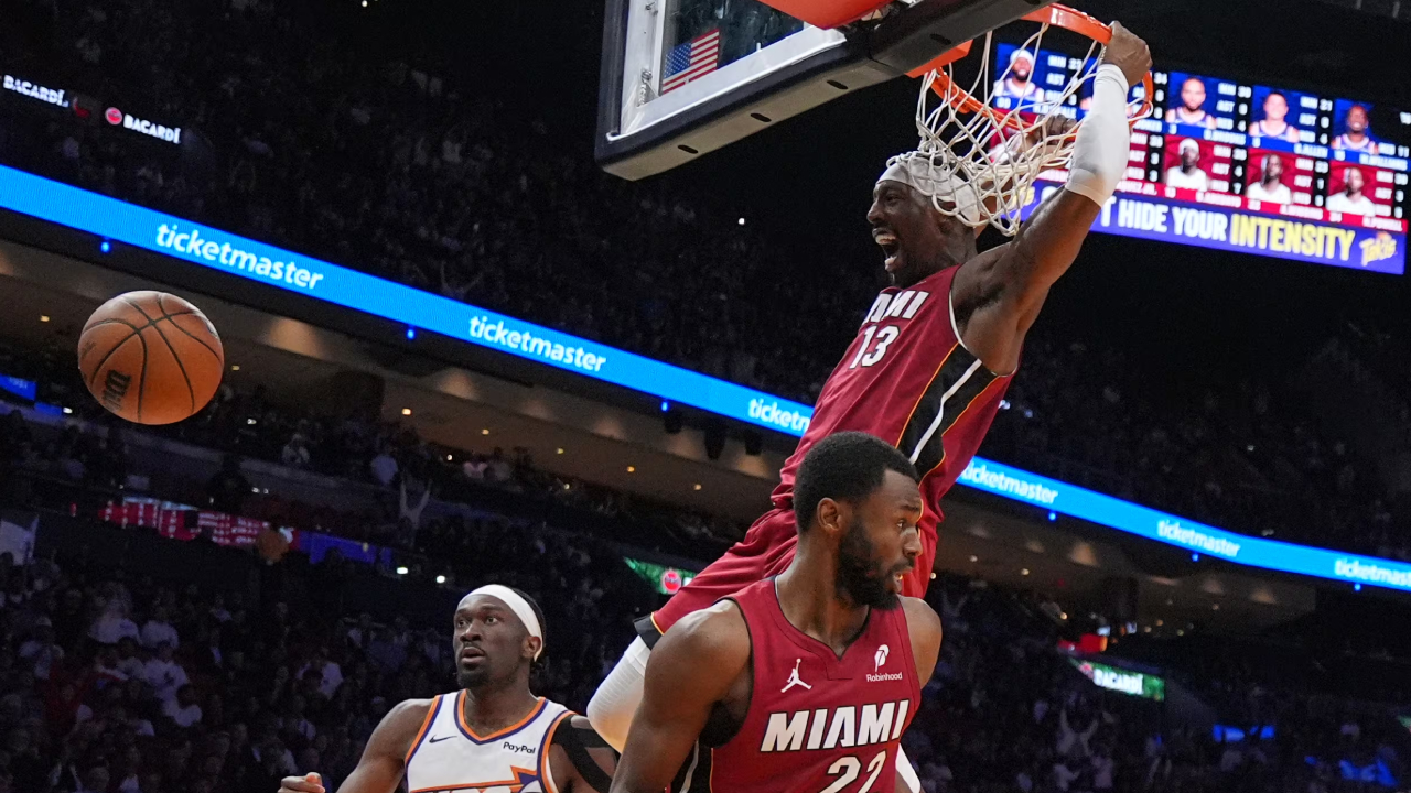 Bam Adebayo (kanan) mencetak 29 poin saat Miami Heat menaklukkan Phoenix Suns 127-121 pada Selasa (13/1) malam waktu setempat. (Foto: AP)