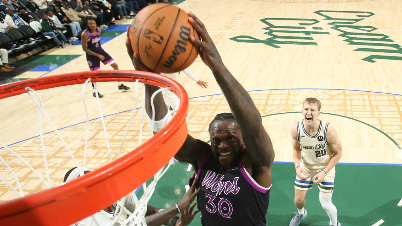 Julius Randle (tengah) mencetak 29 poin saat Minnesota Timberwolves menghajar tuan rumah Milwaukee Bucks 139-106, Selasa (13/1) malam. (Foto: AP)