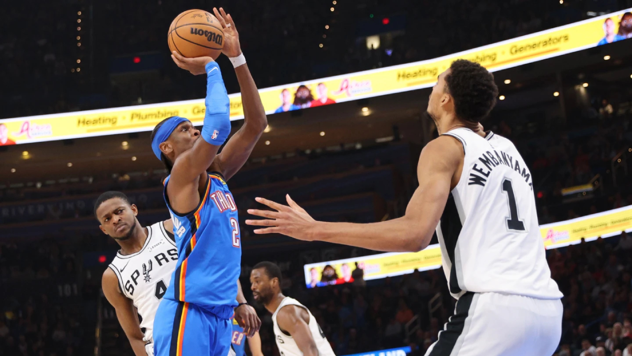 Shai Gilgeous-Alexander (kiri) mencetak 34 poin saat Oklahoma City Thunder meraih kemenangan 119-98 atas San Antonio Spurs pada Selasa (13/1) malam. (Foto: AP)