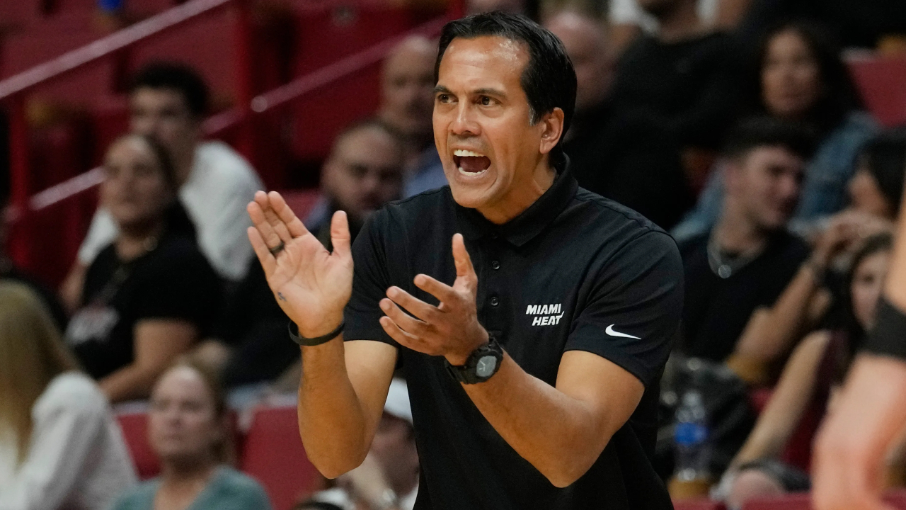 Bagi Erik Spoelstra, status sebagai pelatih terlama bukan sekadar prestasi personal, melainkan cerminan minimnya stabilitas dalam dunia kepelatihan profesional. (Foto: AP)