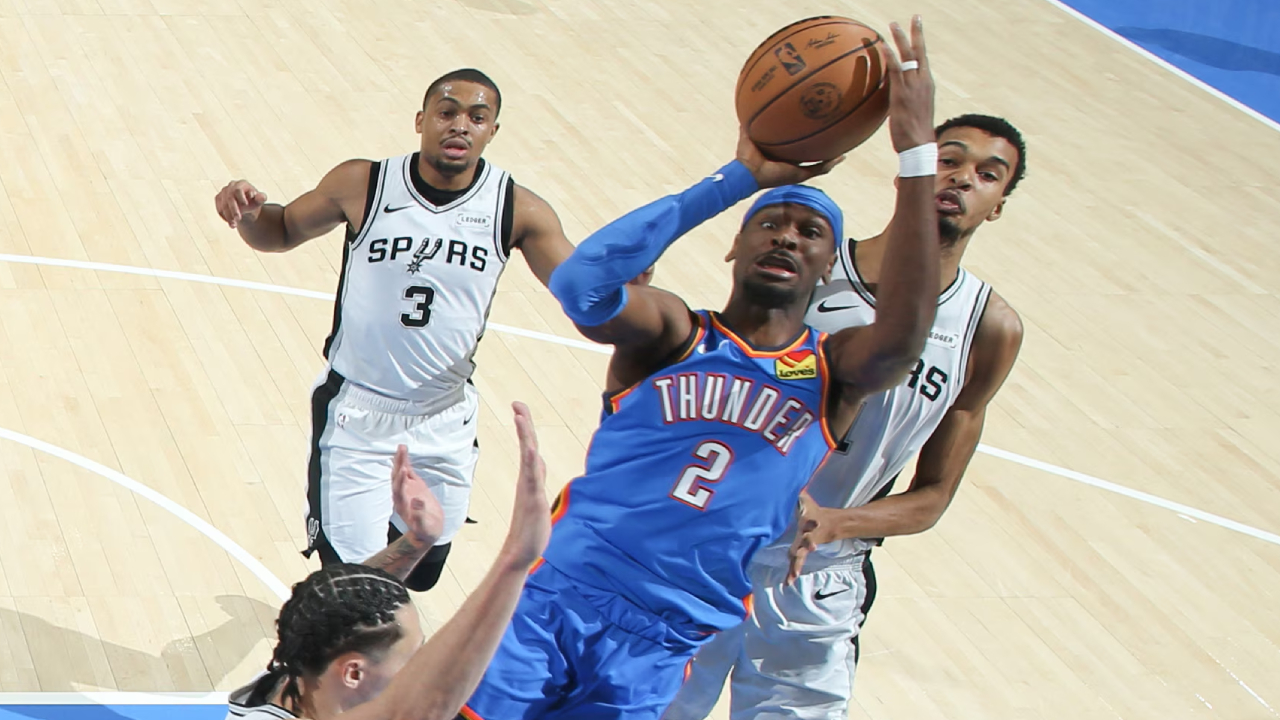 Bintang Oklahoma City Thunder Shai Gilgeous-Alexander (tengah) tampil luar biasa dengan mencetak 34 poin, tertinggi di pertandingan tersebut. (Foto: AP)