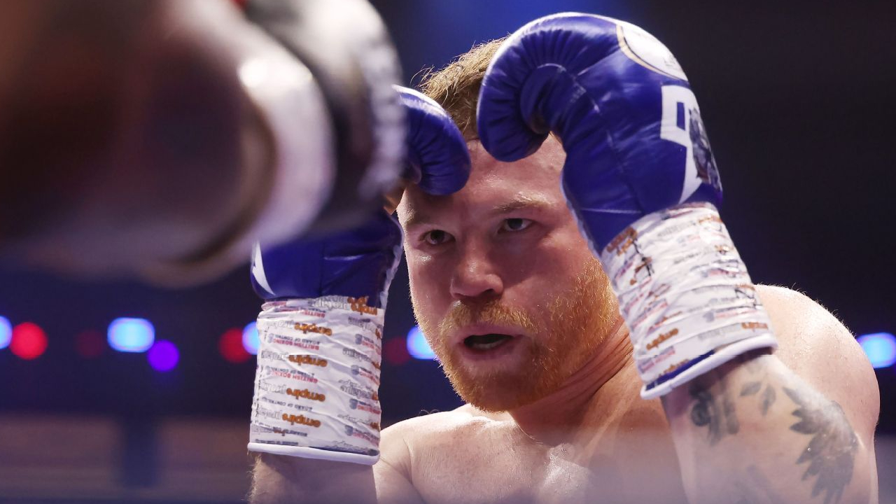 Canelo Alvarez terakhir kali bertanding pada September lalu ketika dikalahkan Terence Crawford dalam duel akbar di Las Vegas. (Foto: AP)