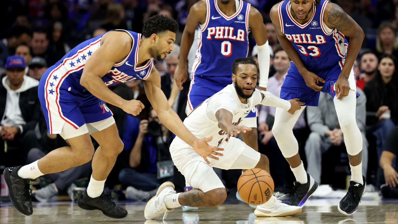 Momen Darius Garland (kanan) mengalami cedera saat bola berhasil direbut lawan. (Foto: AP)