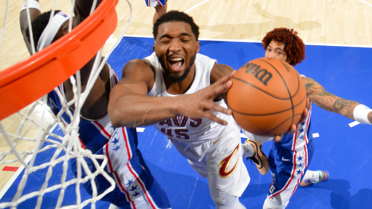 Donovan Mitchell (kanan) mencetak 35 poin saat Cleveland Cavaliers meraih kemenangan telak 133-107 atas Philadelphia 76ers pada Rabu (14/1) malam. (Foto: AP)