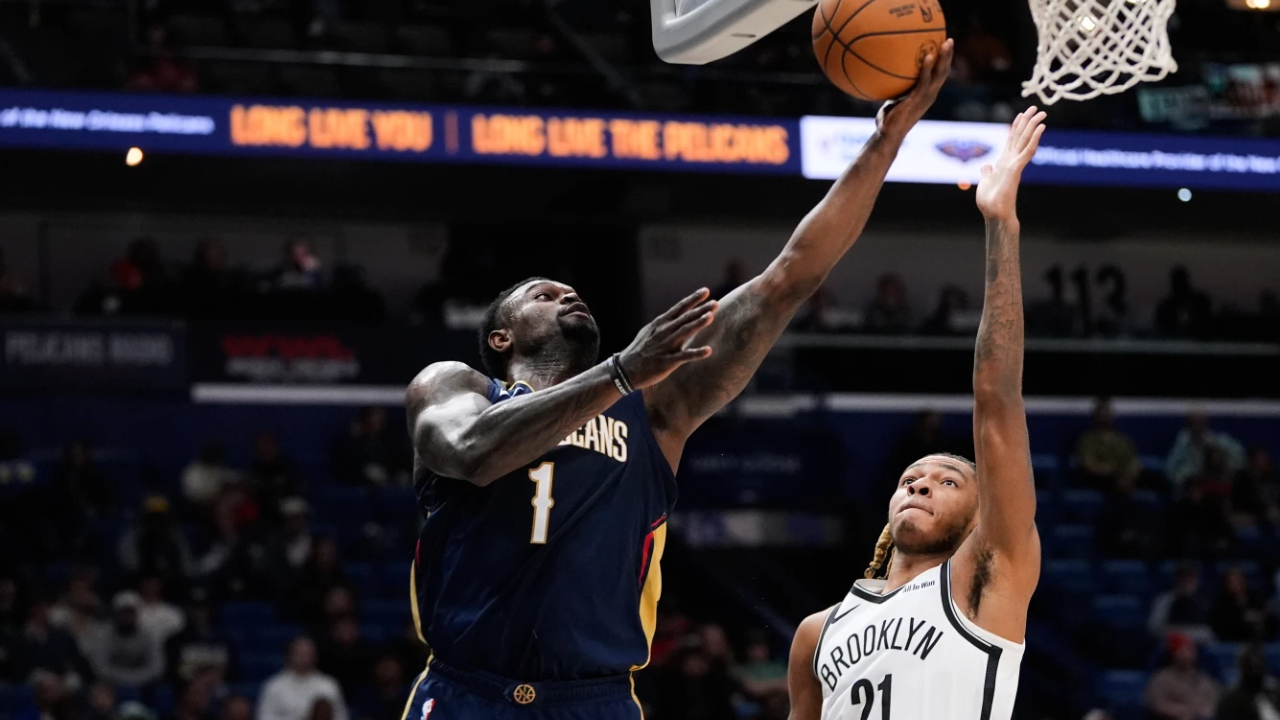 Zion Williamson (kiri) mencetak 25 poin saat New Orleans Pelicans menang dramatis 116-113 atas Brooklyn Nets pada Rabu (14/1) malam. (Foto: AP)