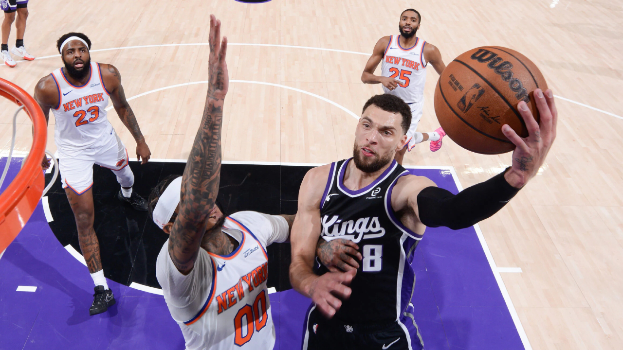 Zach LaVine (kanan) mencetak 25 poin saat Sacramento Kings menaklukkan New York Knicks 112-101 pada laga Rabu (14/1) malam. (Foto: AP)