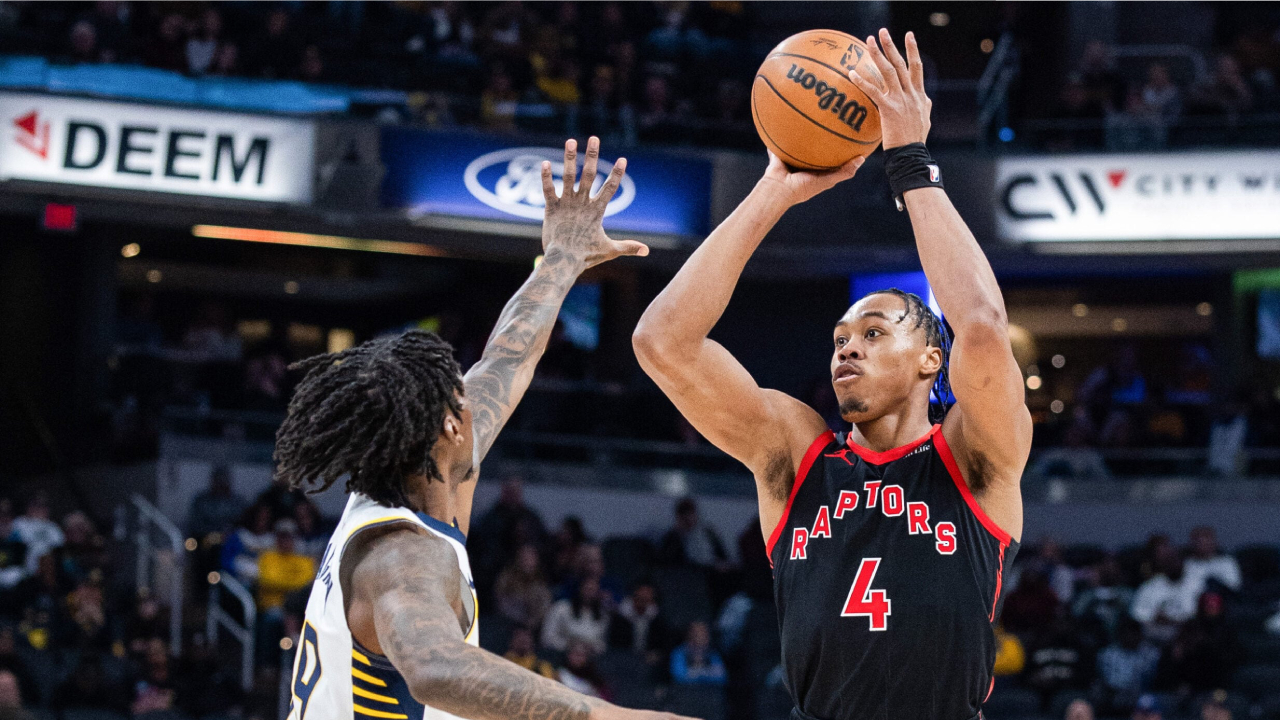 Scottie Barnes (kanan) mencetak 26 poin saat Toronto Raptors menahan Indiana Pacers 115-101 pada Rabu (14/1) malam di Indianapolis. (Foto: AP)