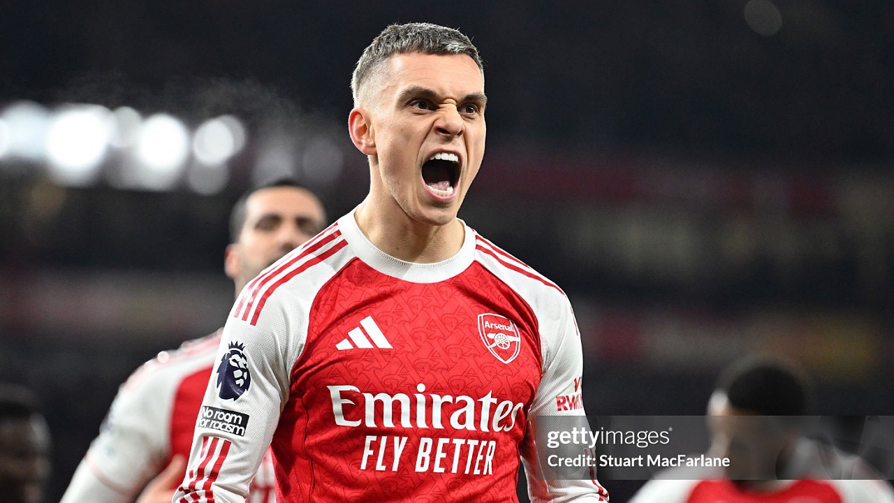 Leandro Trossard menarik perhatian Jimmy Floyd Hasselbaink