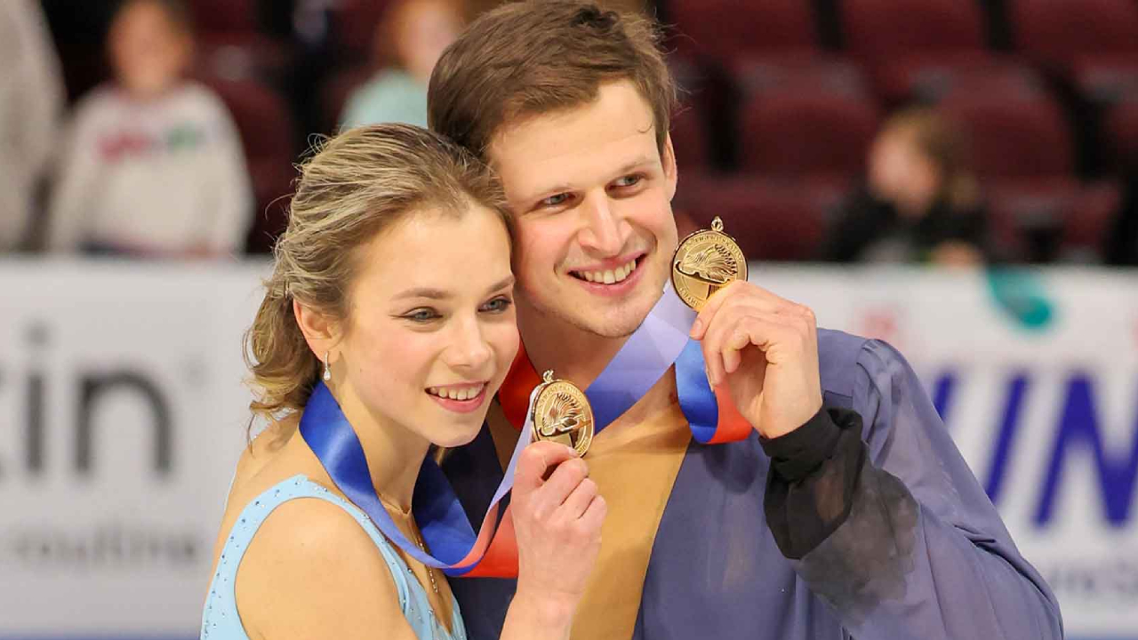 Alisa Efimova (kiri) dan Misha Mitrofanov. (Foto: AP)