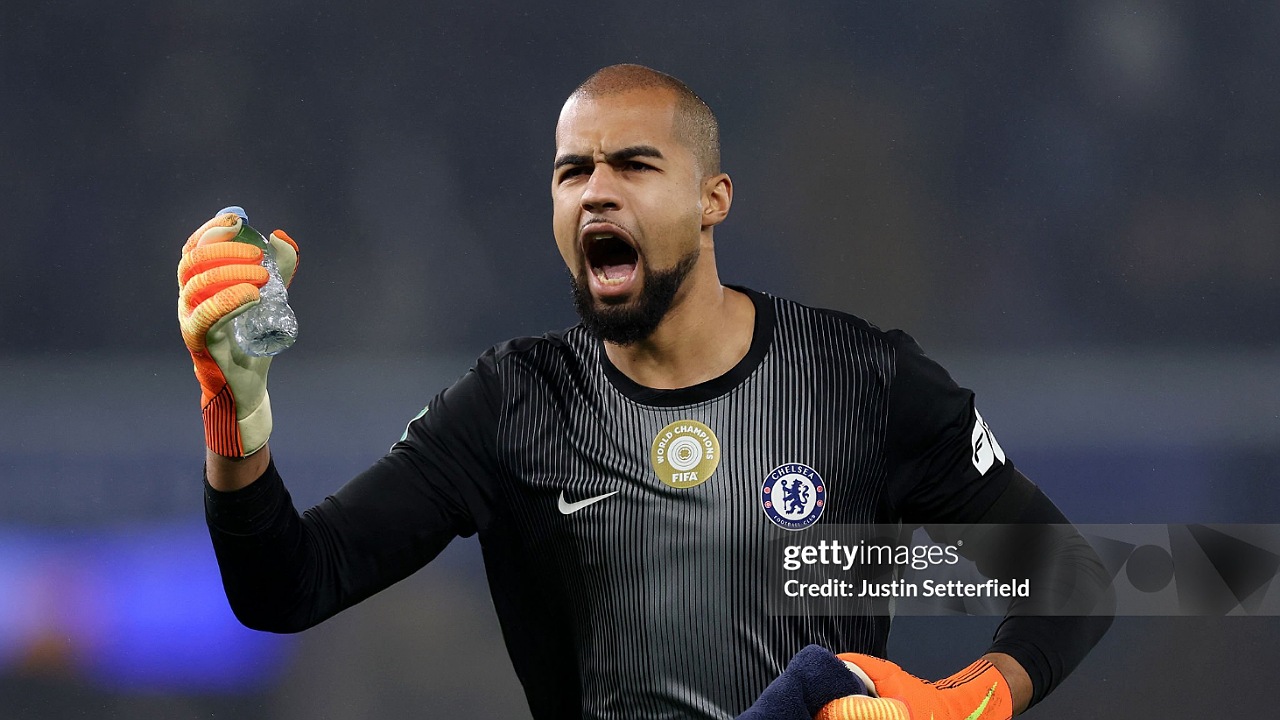 Robert Sanchez kena semprot Troy Deeney