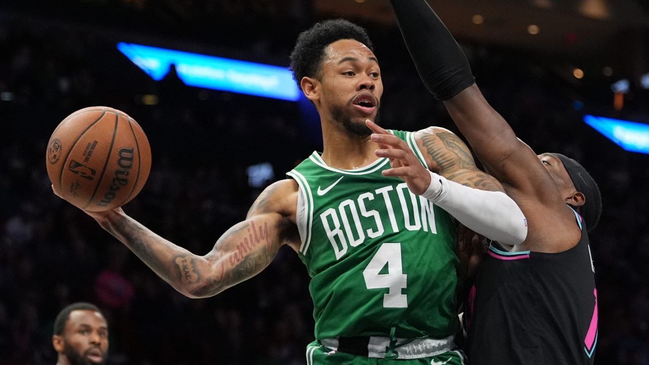 Anfernee Simons (kiri) mencetak 39 poin saat Boston Celtics menaklukkan Miami Heat 119-114 pada Kamis (15/1) malam. (Foto: AP)