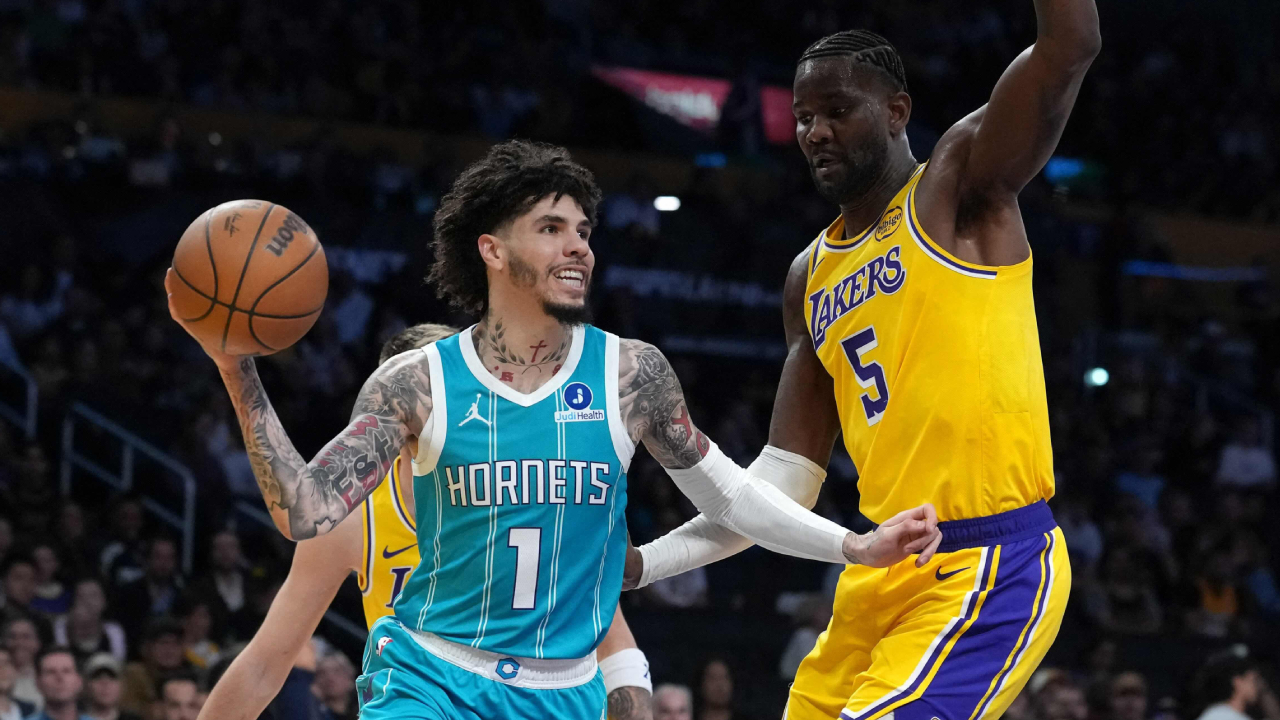 LaMelo Ball (kiri) mencetak 30 poin saat Charlotte Hornets mengalahkan Los Angeles Lakers dengan skor 135-117 pada Kamis (15/1) malam. (Foto: AP)