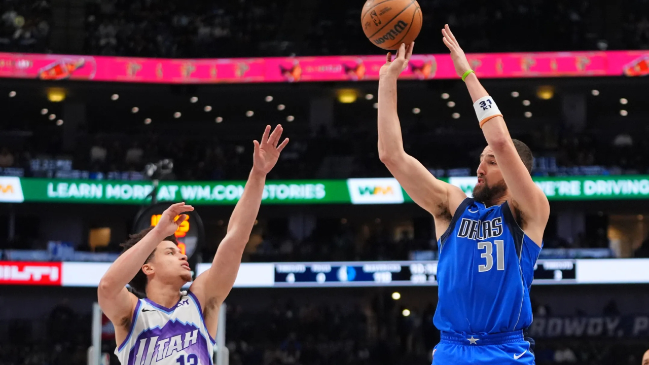 Klay Thompson (kanan) mencetak 26 poin saat Dallas Mavericks menghancurkan Utah Jazz 144-122 pada Kamis malam (15/1) waktu setempat. (Foto: AP)