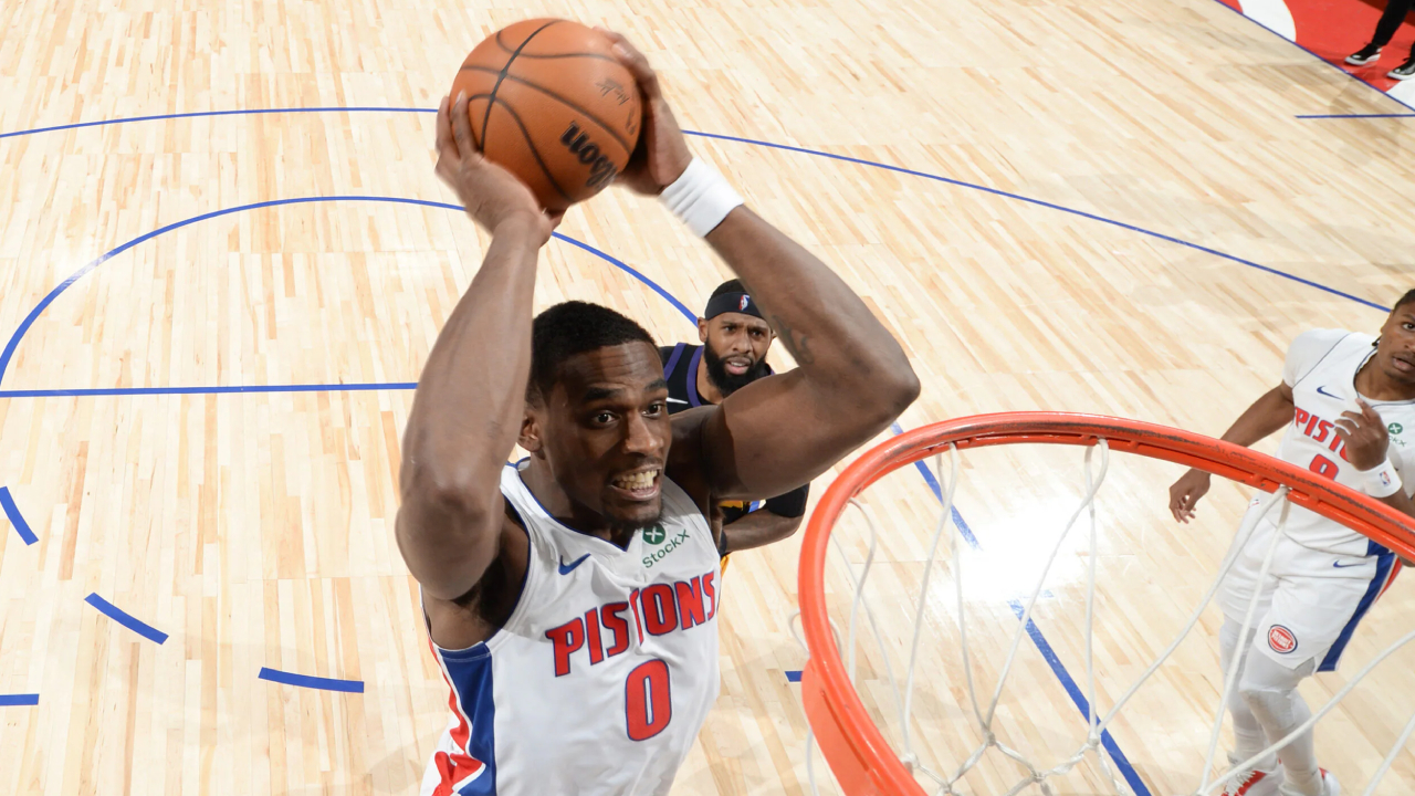 Jalen Duren (kiri) mencetak 16 poin saat Detroit Pistons menundukkan Phoenix Suns dengan skor ketat 108-105 pada Kamis (15/1) malam. (Foto: AP)