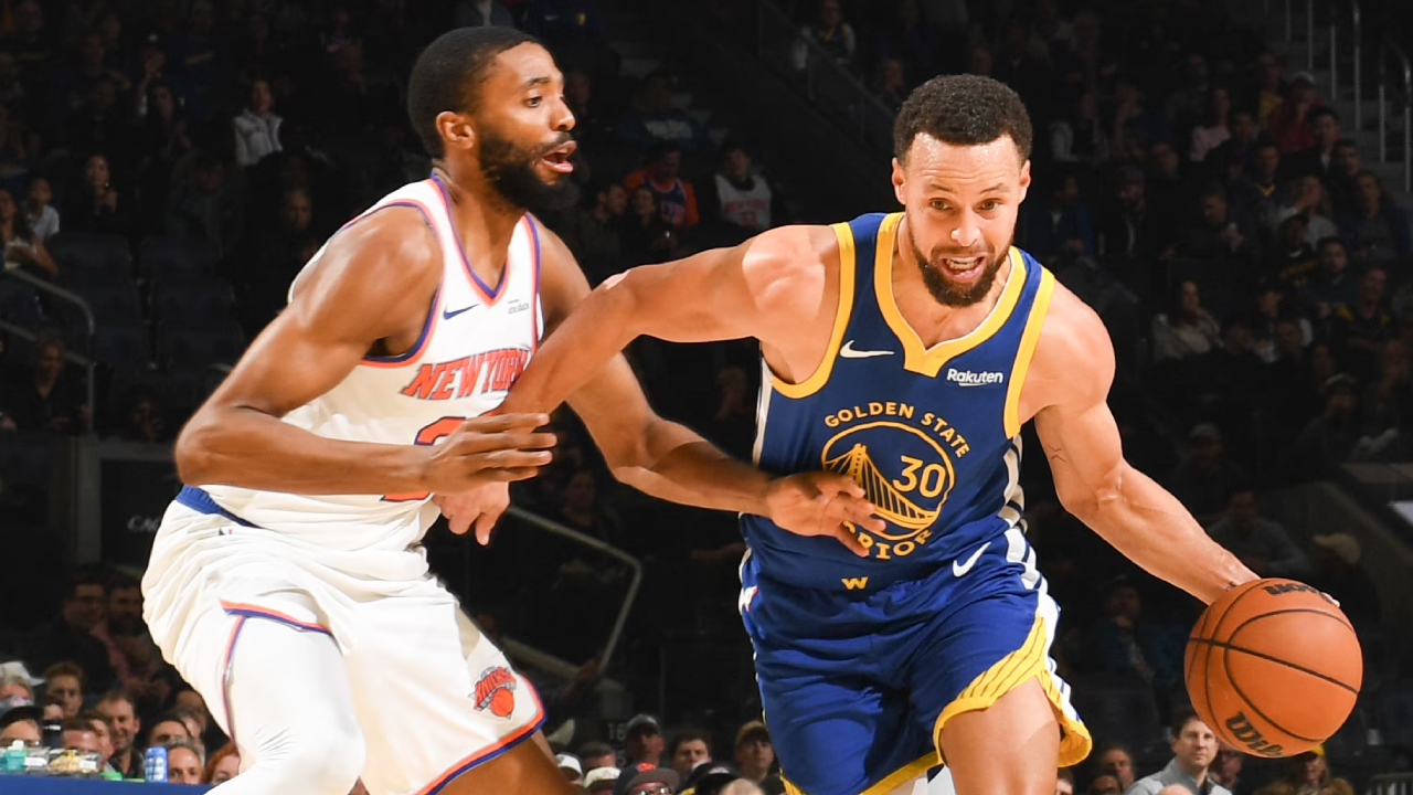 Stephen Curry (kanan) mencetak 27 poin saat Golden State Warriors meraih kemenangan 126-113 atas New York Knicks pada Kamis (15/1) malam. (Foto: AP)