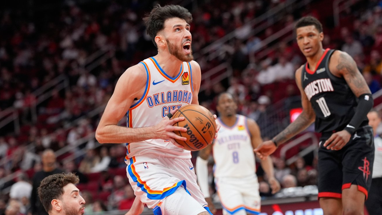 Chet Holmgren (kiri) mencetak 18 poin saat Oklahoma City Thunder meraih kemenangan 111-91 atas Houston Rockets pada Kamis (15/1) malam. (Foto: AP)