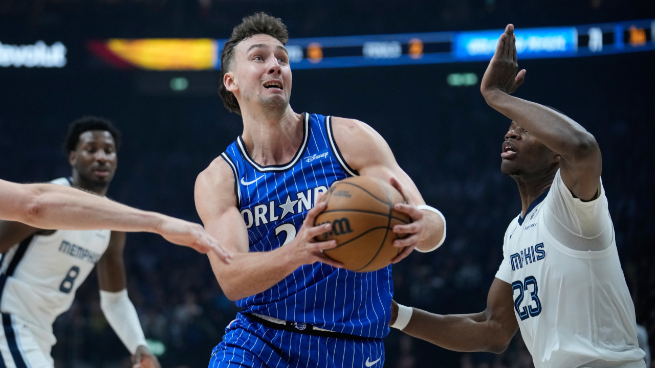 Franz Wagner (tengah) mencetak 18 poin saat Orlando Magic menumbangkan Memphis Grizzlies 118-111 di Berlin, Jerman, pada Kamis (15/1) malam. (Foto: AP)