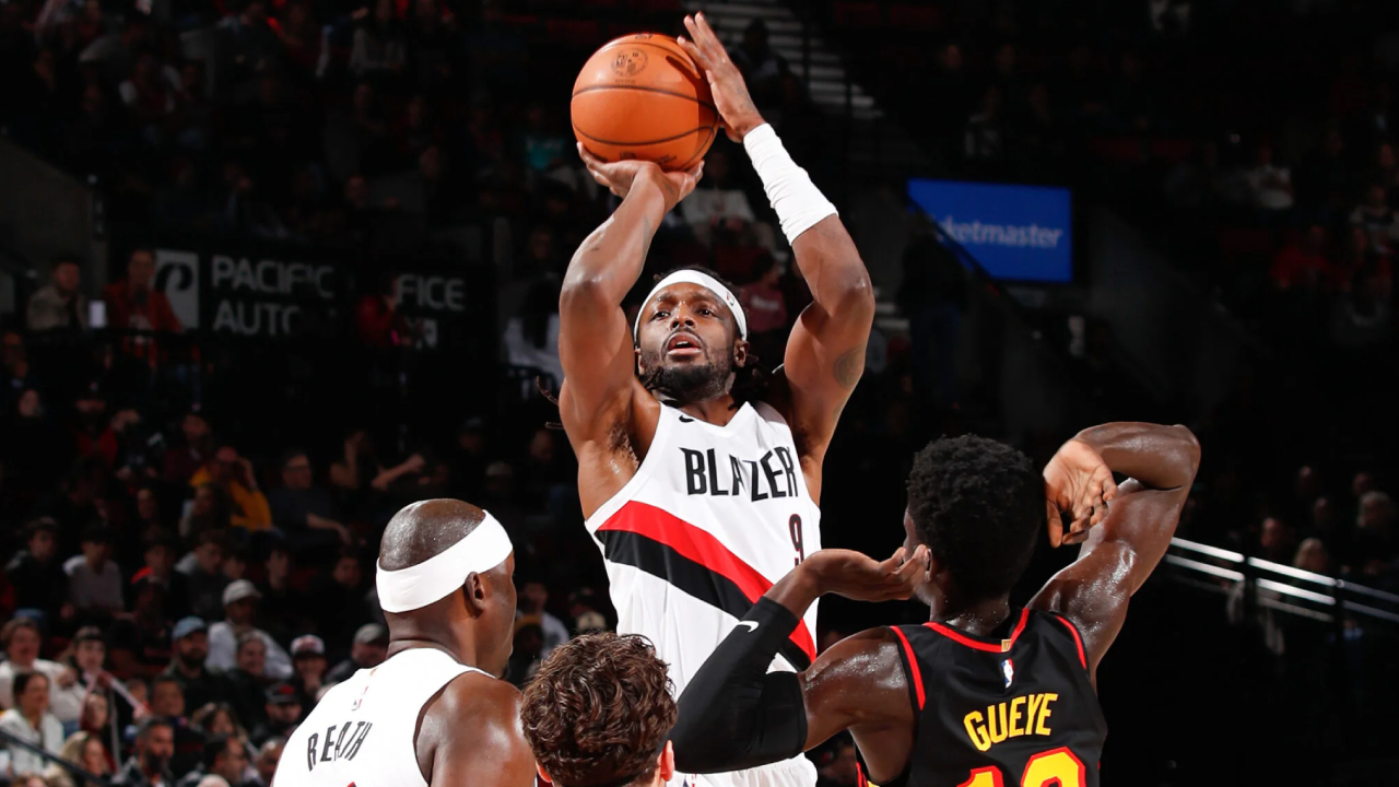 Jerami Grant (tengah) mencetak 16 poin saat Portland Trail Blazers meraih kemenangan 117-101 atas Atlanta Hawks pada Kamis (15/1) malam. (Foto: AP)