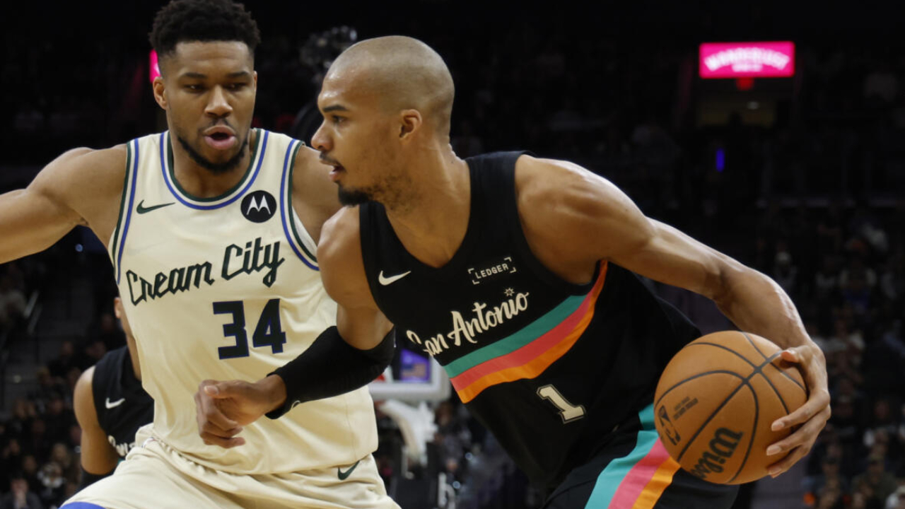 Victor Wembanyama (kanan) mencetak 22 poin saat San Antonio Spurs menang telak atas Milwaukee Bucks dengan skor 119-101 pada Kamis (15/1) malam. (Foto: AP)