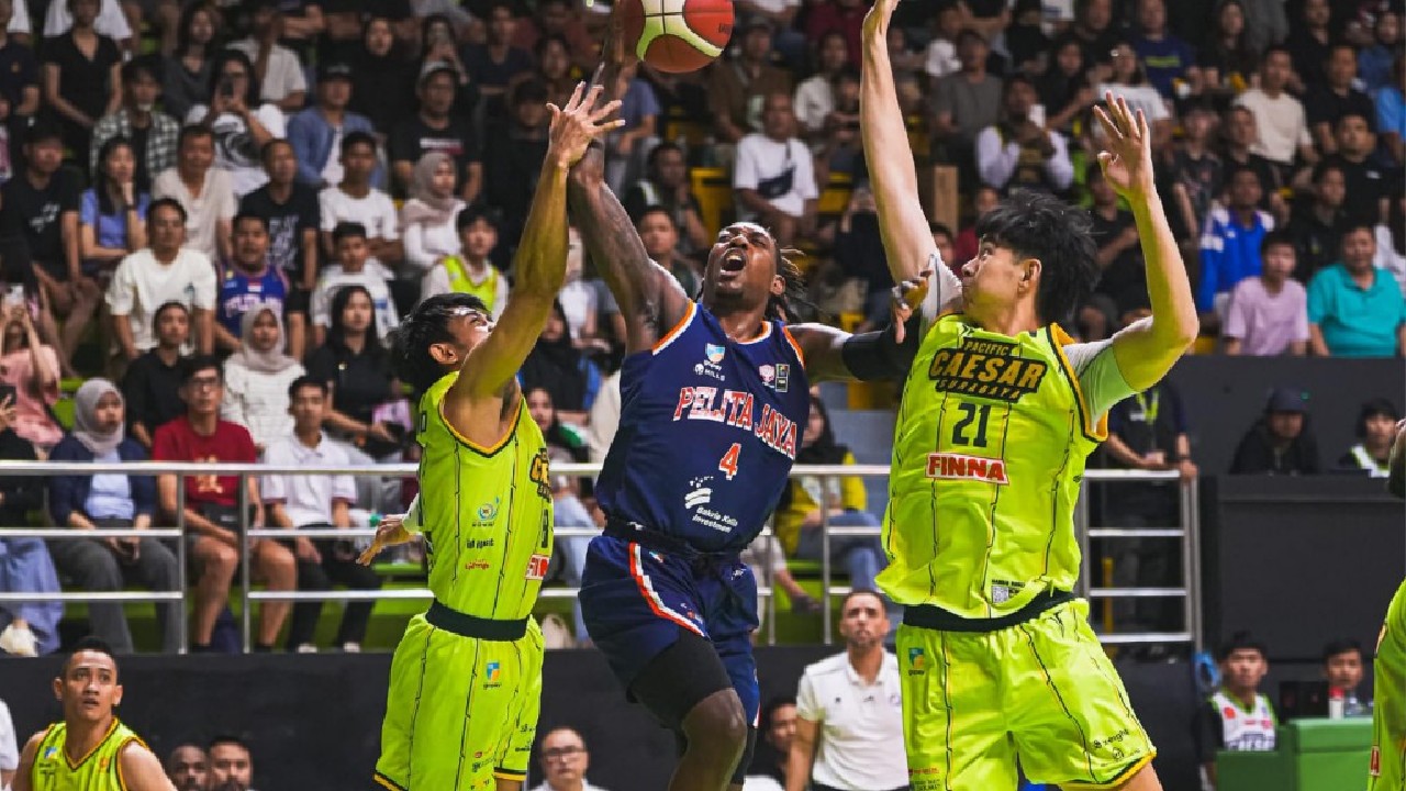 Pelita Jaya Jakarta berhasil tumbangkan Pacific Caesar Surabaya.