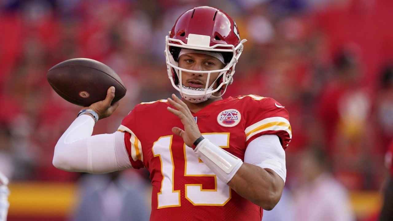 Patrick Mahomes menyebut rehabilitasinya “mencapai semua target penting” dan berpotensi membuatnya sudah bisa ikut program latihan musim panas, bahkan kamp latihan. (Foto: AP)