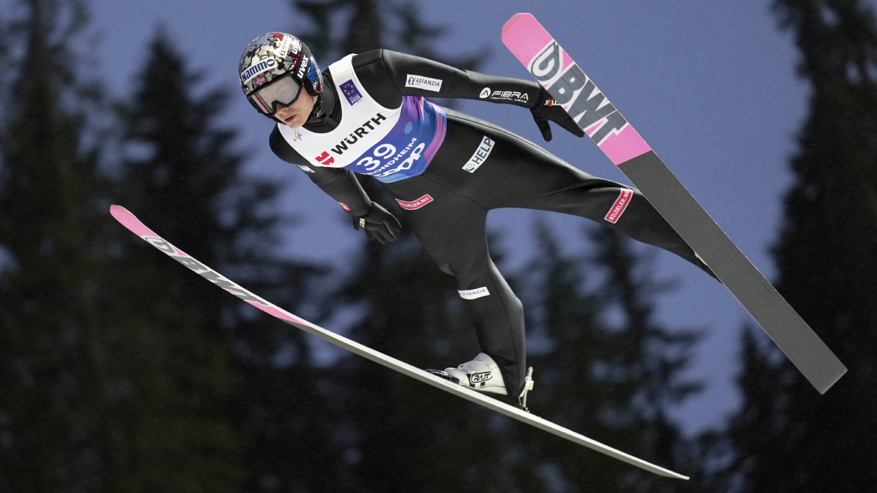 Marius Lindvik termasuk yang terkena dampak dari modifikasi kostum yang melanggar aturan. (Foto: AFP)