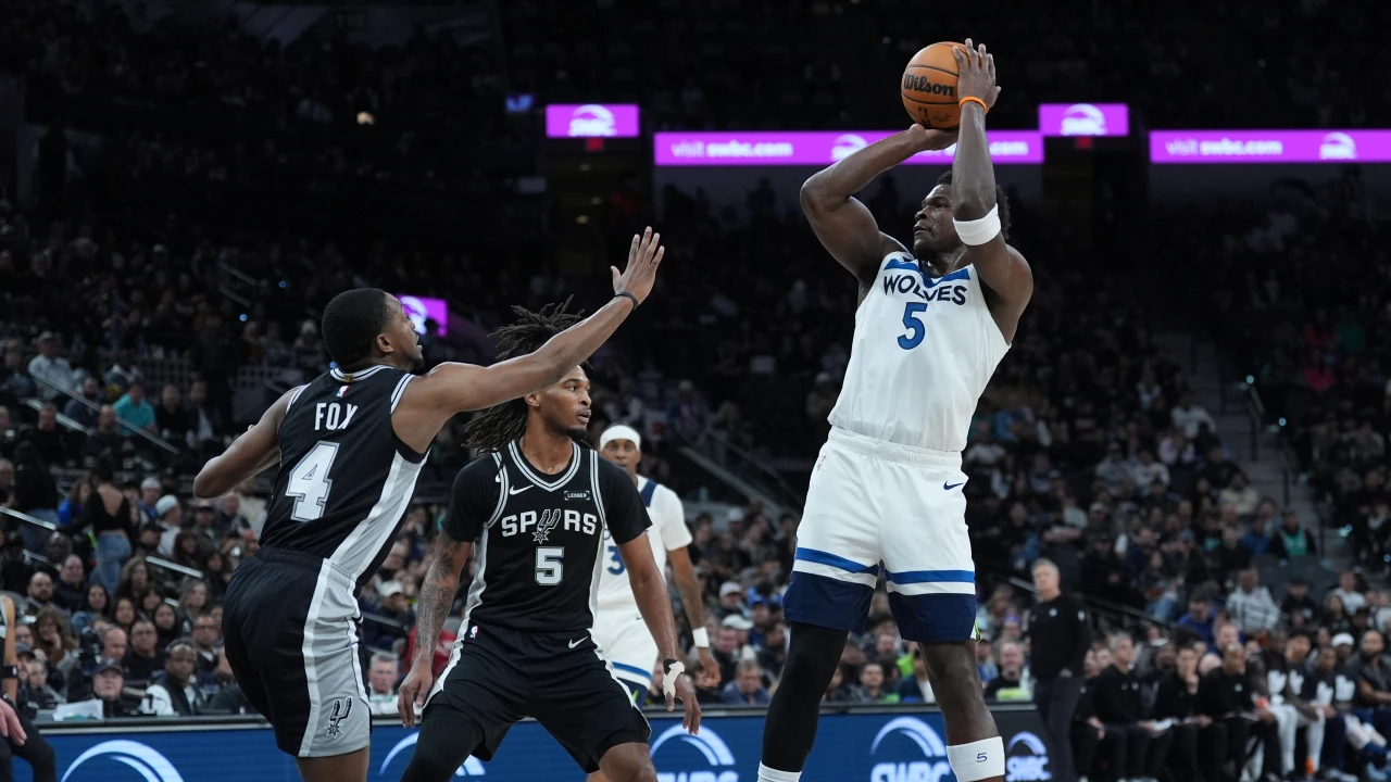 Anthony Edwards (kanan) tampil fenomenal dengan akurasi tinggi, memasukkan 57,6 persen tembakan dari lapangan dan 56,2 persen dari garis tembakan 3 poin. (Foto: AP)