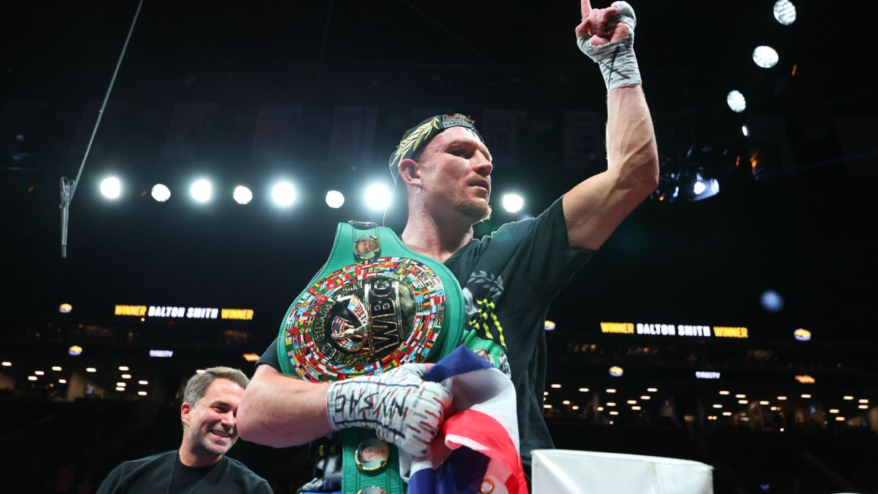 Dalton Smith merayakan sukses menumbangkan Subriel Matias pada 10 Januari lalu. (Foto: Fight TV)