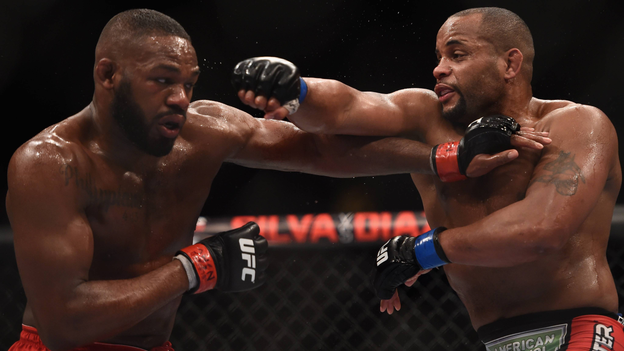 Daniel Cormier (kanan) dan Jon Jones bertarung dua kali pada 2015 dan 2017. (Foto: Fight TV)