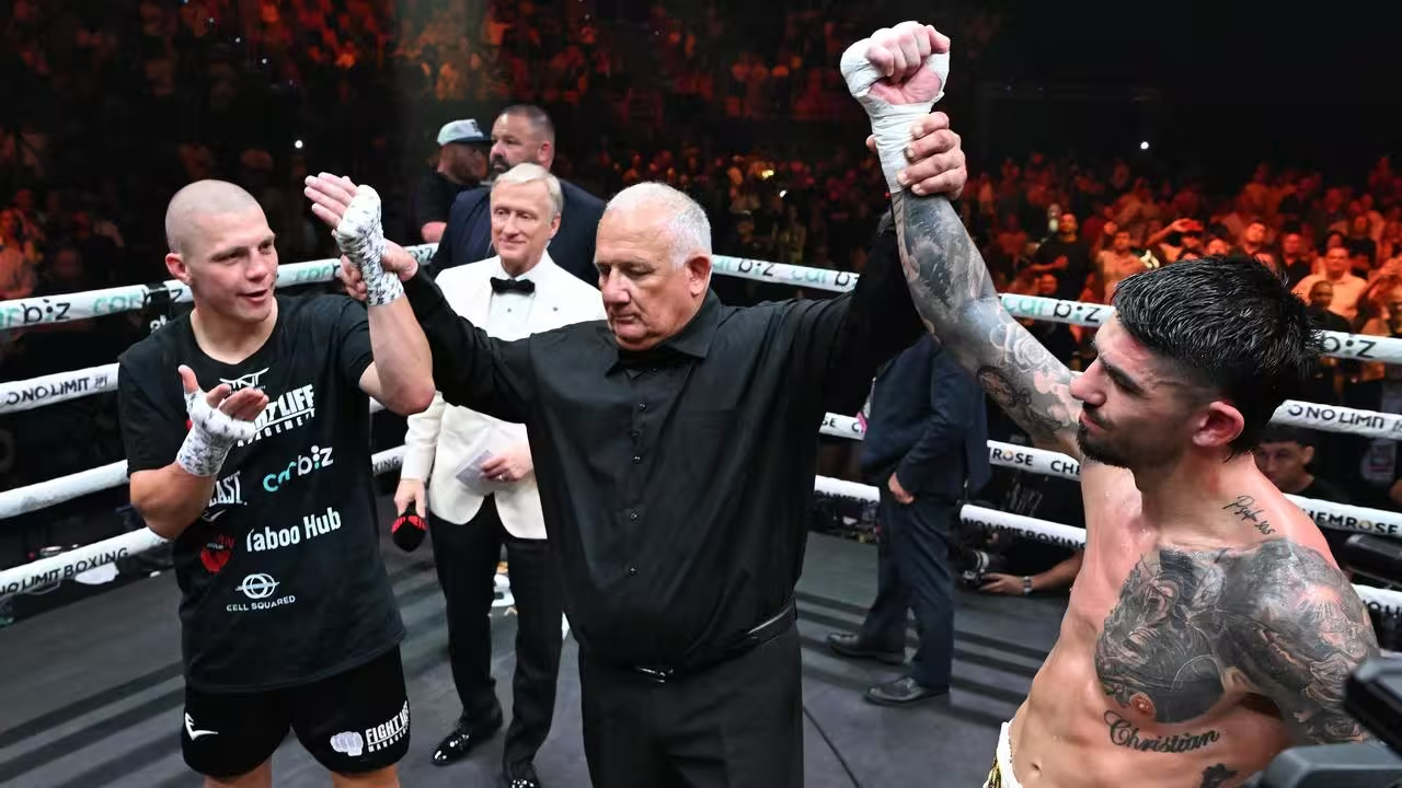 Nikita Tszyu (kiri) dan Michael Zerafa bereaksi setelah hasil pertarungan diumumkan. (Foto: Fight TV)