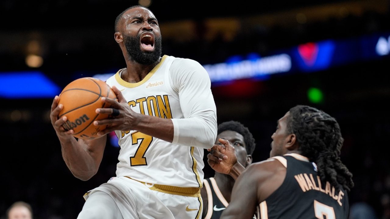 Jaylen Brown (kiri) mencetak 41 poin saat Boston Celtics meraih kemenangan telak 132-106 atas Atlanta Hawks pada Sabtu malam. (Foto: AP)