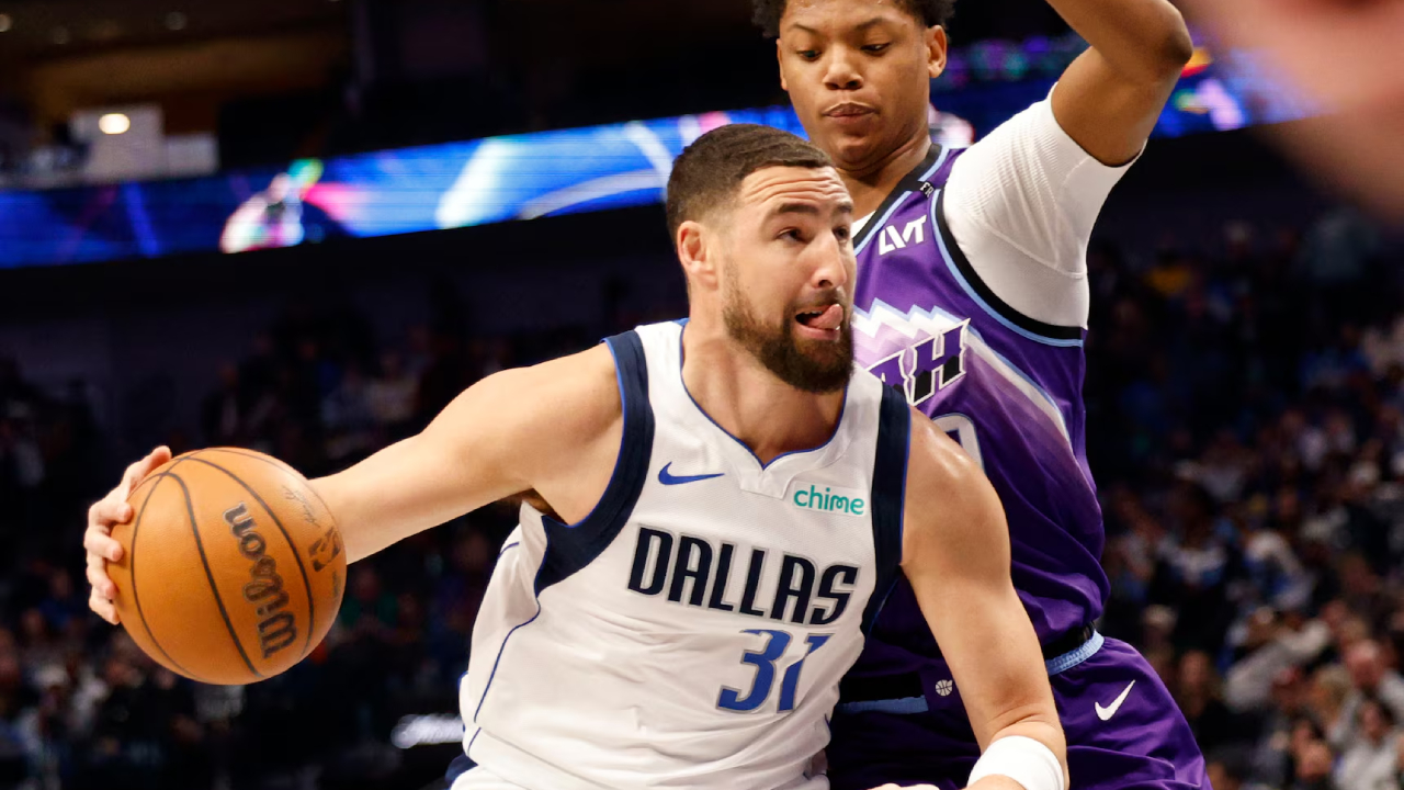 Klay Thompson (kiri) mencetak 23 poin saat Dallas Mavericks menundukkan Utah Jazz 138-120 pada Sabtu (17/1) sore waktu setempat. (Foto: AP)