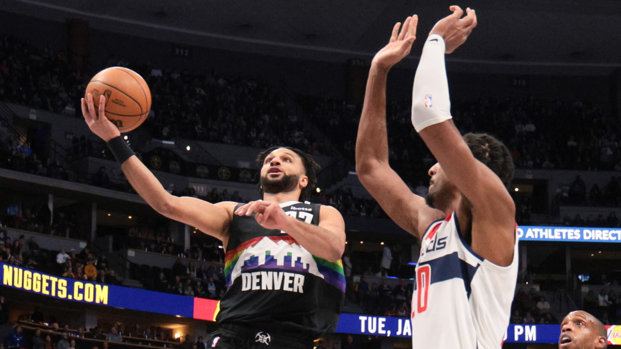 Jamal Murray (kiri) mencetak 42 poin saat Denver Nuggets menaklukkan Washington Wizards 121-115 pada Sabtu (17/1) malam. (Foto: AP)