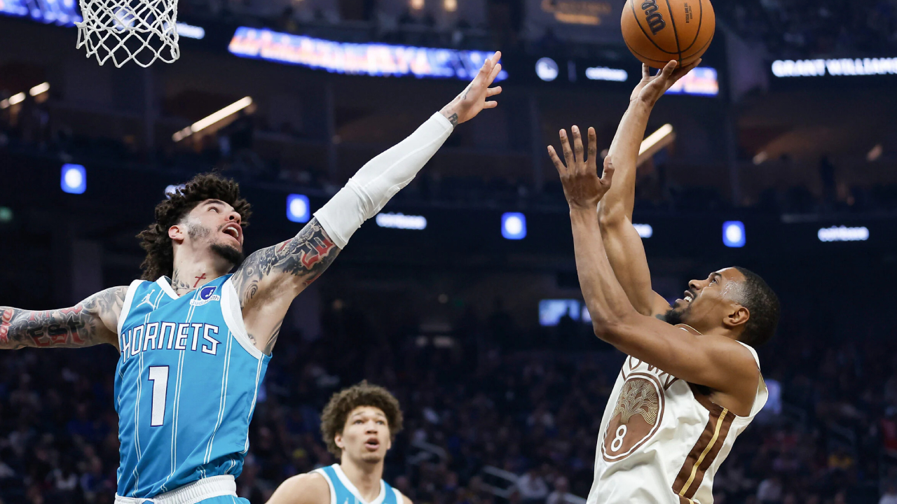 De’Anthony Melton (kanan) mencetal 24 poin saat Golden State Warriors menaklukkan Charlotte Hornets 136-116 pada Sabtu (17/1) malam. (Foto: AP)