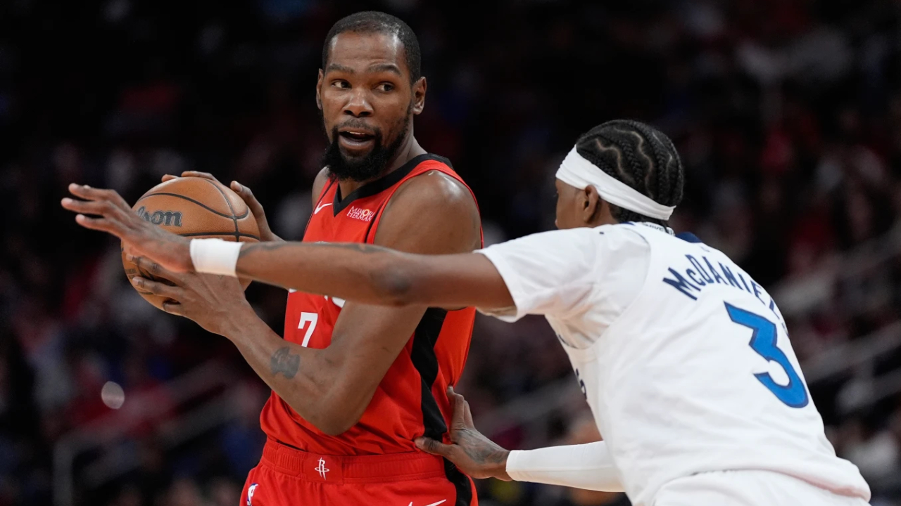 Kevin Durant (kiri) mencetak 39 poin saat Houston Rockets meraih kemenangan 110-105 atas Minnesota Timberwolves pada Jumat (16/1) malam. (Foto: AP)