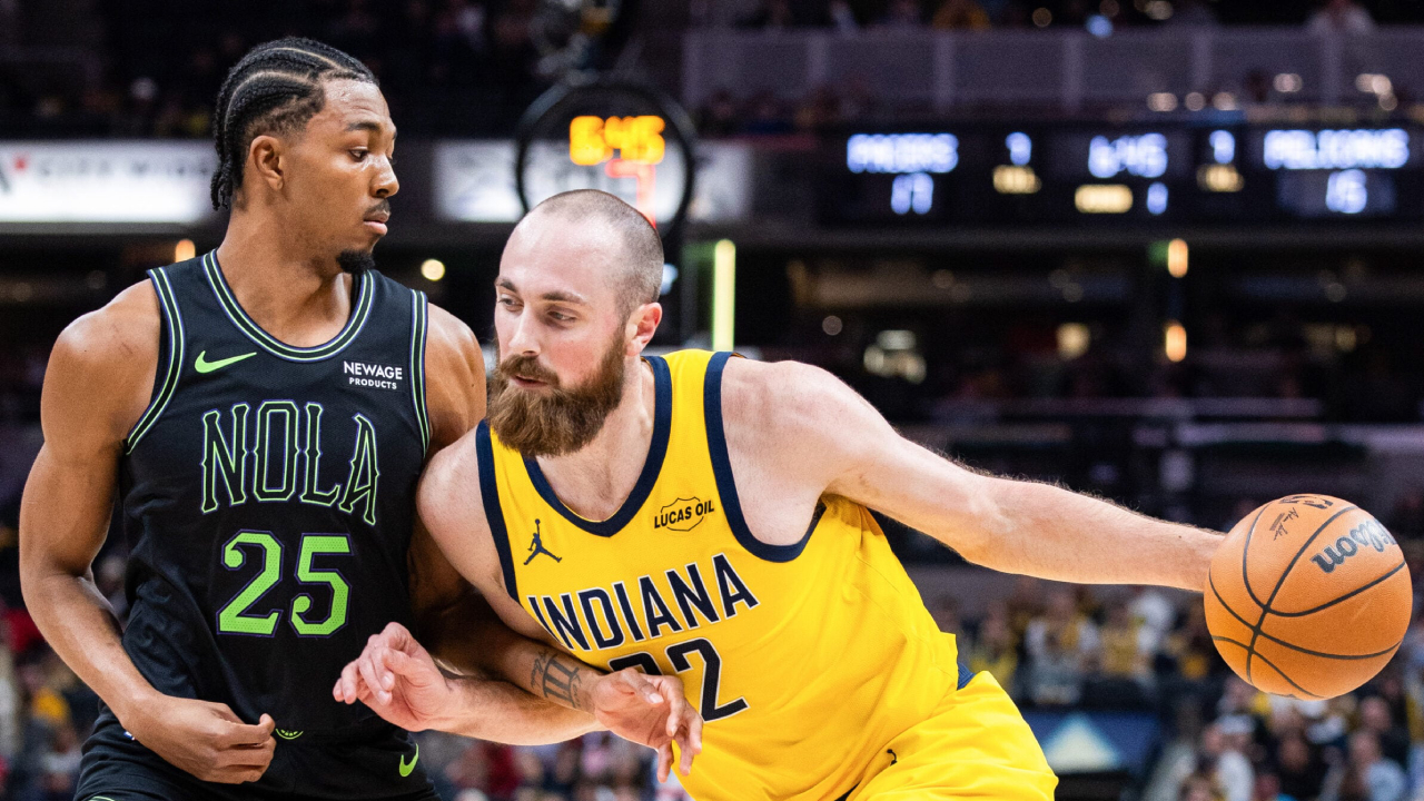 Jay Huff (kanan) mencetak 29 poin saat Indiana Pacers meraih kemenangan 127-119 atas New Orleans Pelicans pada Jumat (16/1) malam. (Foto: AP)